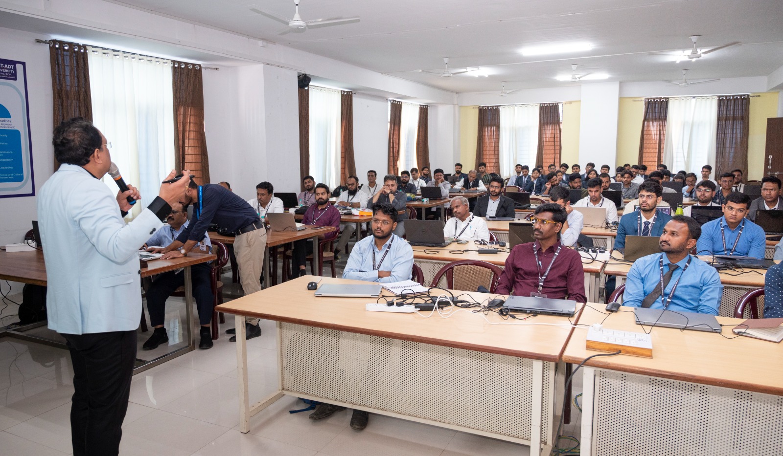Mr. Sandeep Pingale leading an E-Construct classroom session